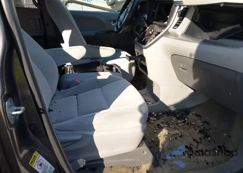 2015 Toyota Sienna Le 8 Passenger z USA, uszkodzony, nr VIN 5TDKK3DC3FS628763